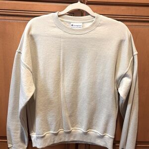 Champion Ladies Cream Cropped Sweatshirt with Relaxed Fit. Size:S